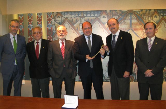 El Alcalde de Puerto Lumbreras recibe la medalla del Resucitado de Cartagena - 1, Foto 1