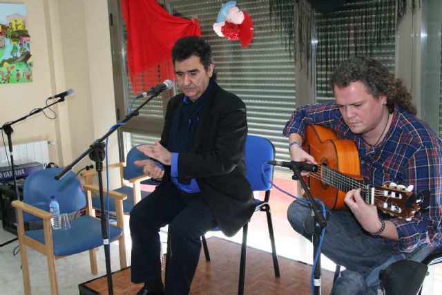 El centro de día celebra una sesión de musicoterapia con el cantaor flamenco Manuel Lorente - 1, Foto 1