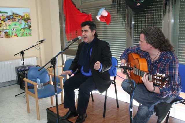 El centro de día celebra una sesión de musicoterapia con el cantaor flamenco Manuel Lorente - 2, Foto 2