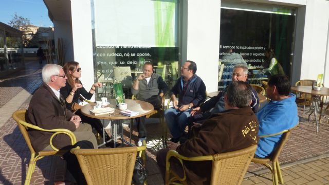 Un grupo de feriantes aguileños transmiten sus inquietudes y proyectos a Mari Carmen Moreno - 1, Foto 1