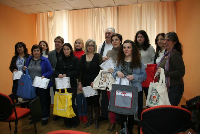 El Ayuntamiento entrega los diplomas a las alumnas del curso de costura - 1, Foto 1