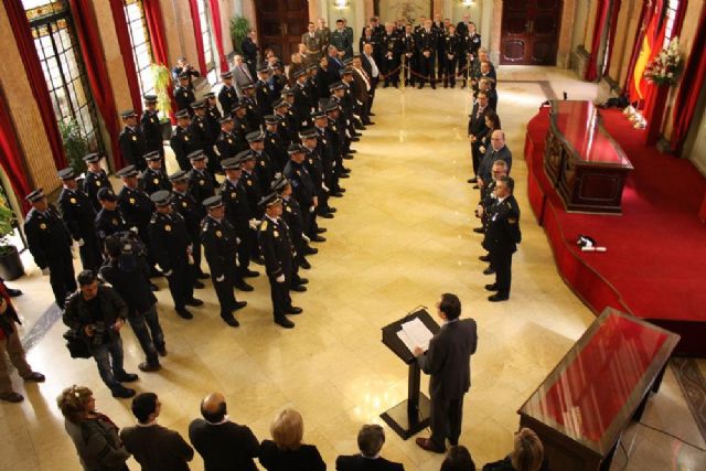 53 miembros de la Policía Local reciben un homenaje presidido por el Alcalde con motivo de la festividad de su patrón - 1, Foto 1