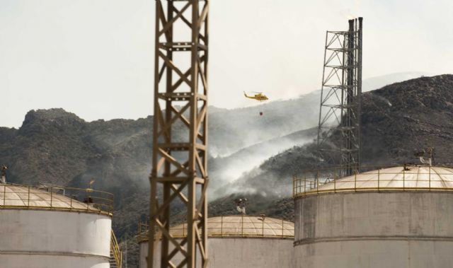 Controlado el incendio en una zona de matorral cercana a la Refinería de Escombreras - 1, Foto 1