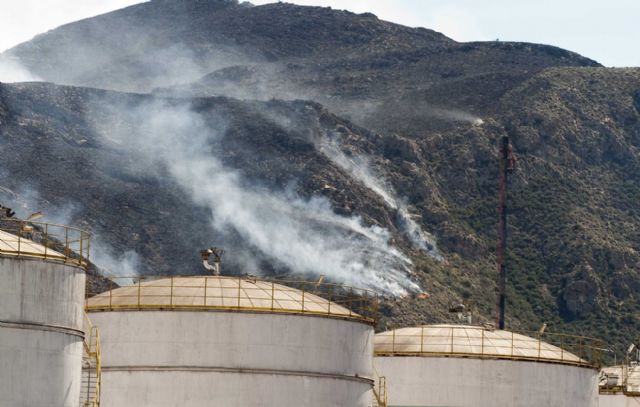 Controlado el incendio en una zona de matorral cercana a la Refinería de Escombreras - 2, Foto 2