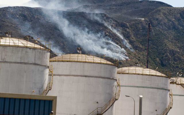 Controlado el incendio en una zona de matorral cercana a la Refinería de Escombreras - 3, Foto 3