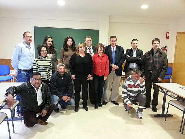 Entrega de diplomas del curso de informática dentro del programa Abraham - 1, Foto 1