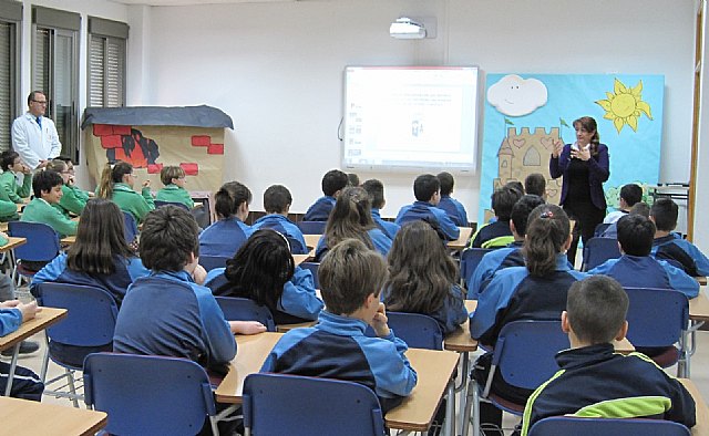 Los escolares conocen las particularidades de la Semana Santa y la romería de la Virgen del Carmen - 1, Foto 1