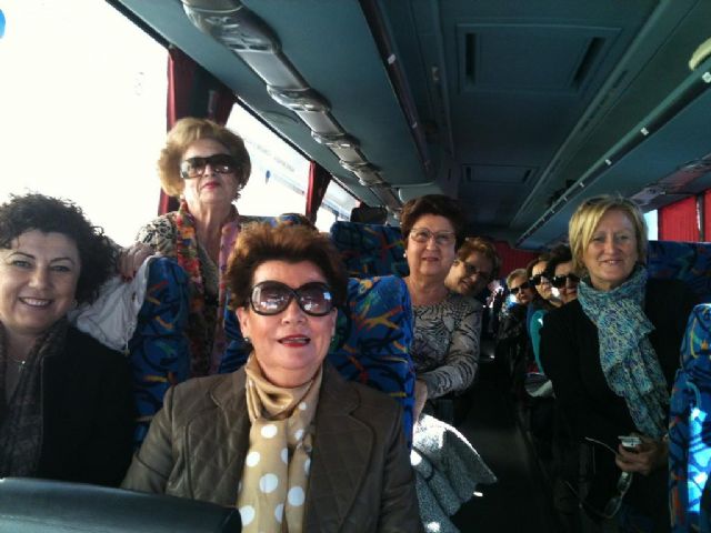 82 integrantes de la Asociación de Amas de Casa, Consumidores y Usuarios de Lorca conocen el proceso de elaboración de una ensalada preparada - 1, Foto 1