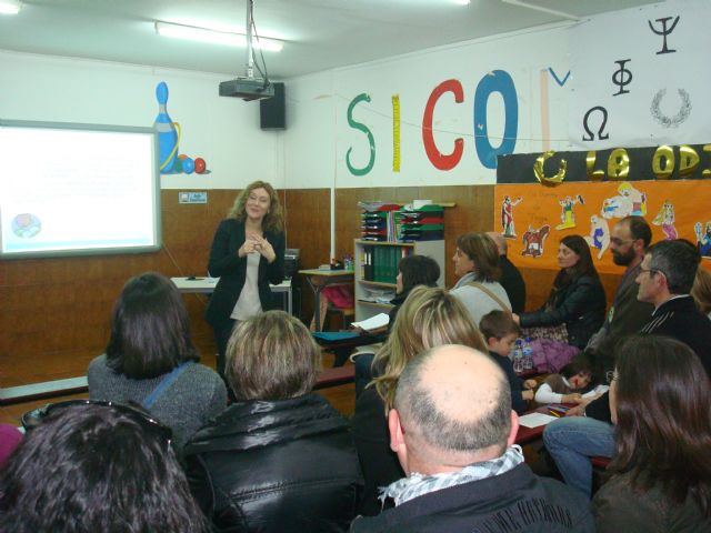 Great reception attendees of the first talk of the school for parents "The role of parents in the learning process", Foto 3