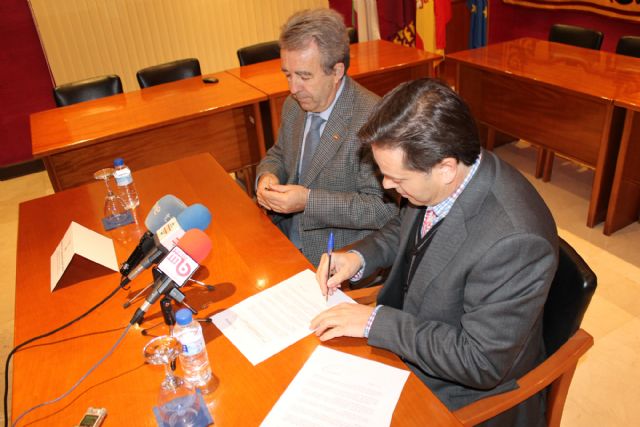 El consejero se compromete a crear una depurada de última generación para Bullas durante la firma de recepción del colector de saneamiento - 2, Foto 2