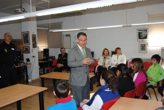 Bascuñana propone a los alumnos del Instituto Saavedra Fajardo mejorar el respeto de las normas de convivencia para conseguir una sociedad más tolerante - 1, Foto 1