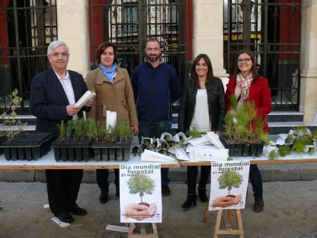 Hoy se ha celebrado el Día Mundial Forestal, con el reparto de 500 árboles y arbustos, y la celebración de dos talleres de Educación Ambiental - 1, Foto 1