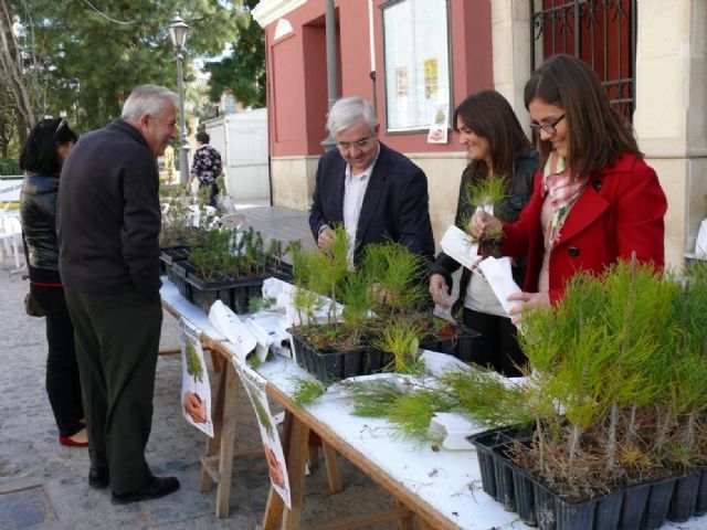 Hoy se ha celebrado el Día Mundial Forestal, con el reparto de 500 árboles y arbustos, y la celebración de dos talleres de Educación Ambiental - 2, Foto 2