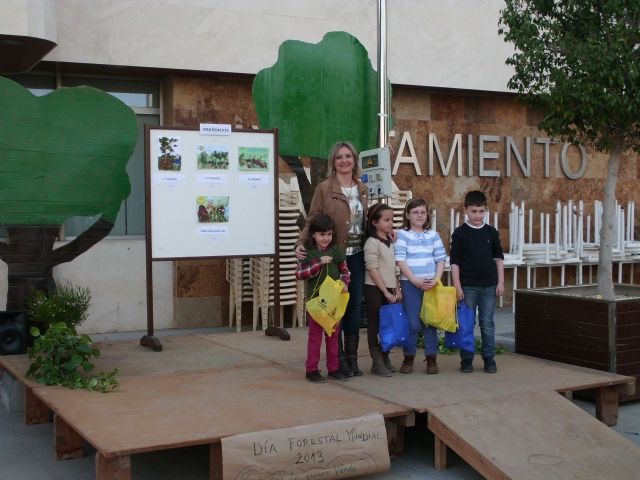 La niña Laura Fernández ganó el  concurso de collage organizado por Medio Ambiente por el Día Forestal Mundial - 1, Foto 1