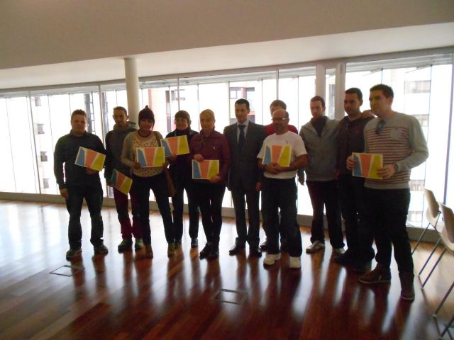 Diplomas para los participantes en el curso de mantenimiento de edificios de viviendas municipales del Infante - 4, Foto 4