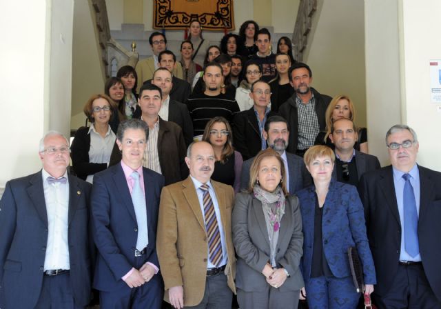 Entrega de diplomas a alumnos por prácticas en Servicio de Empleo Estatal - 1, Foto 1