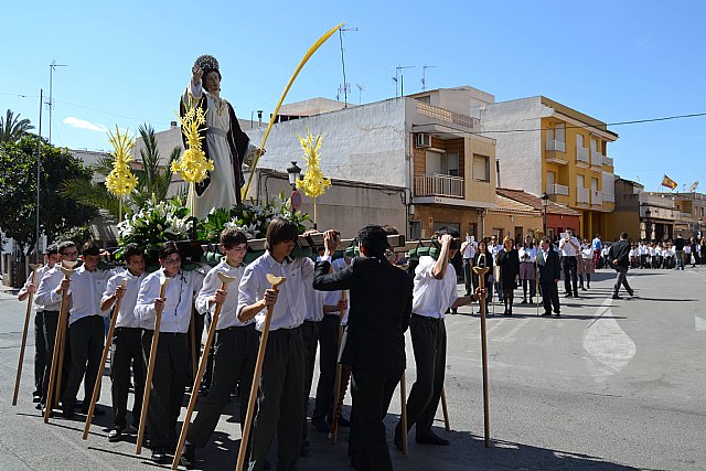 Los alumnos del San Pedro Apóstol trasladan en procesión la imagen de San Juan - 1, Foto 1