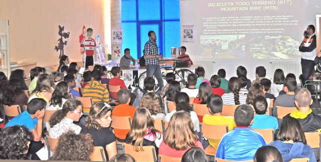 El ciclista profesional David Calatayud imparte una charla en Puerto Lumbreras sobre la nueva Liga Escolar de Ciclismo 2013 de la Región de Murcia - 1, Foto 1