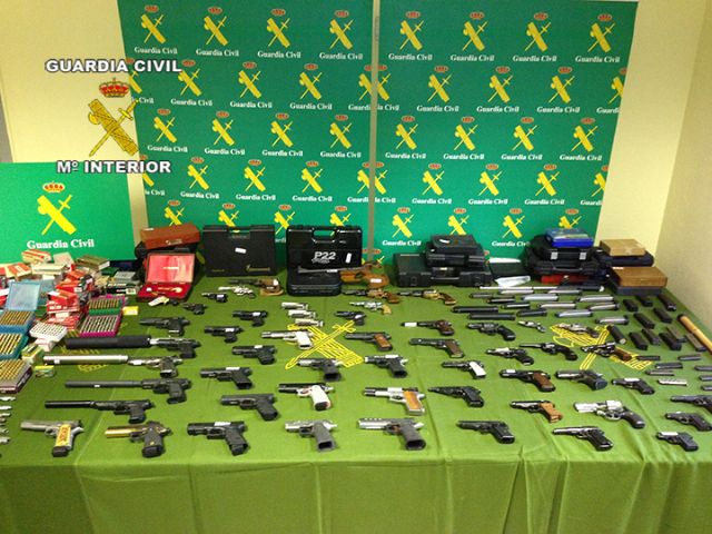 La Guardia Civil desarticula una organizacin criminal  dedicada al trfico de armas en el mercado negro, Foto 1