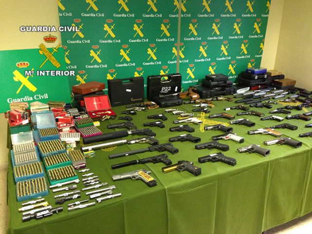 La Guardia Civil desarticula una organizacin criminal  dedicada al trfico de armas en el mercado negro, Foto 2