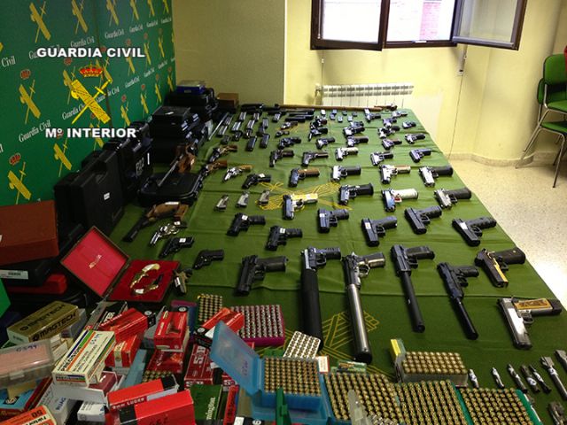 La Guardia Civil desarticula una organizacin criminal  dedicada al trfico de armas en el mercado negro, Foto 3