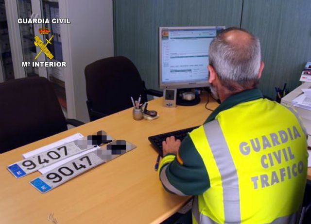 La Guardia Civil detiene a una persona por conducir sin puntos y falsificar las placas de matrícula de su vehículo - 1, Foto 1