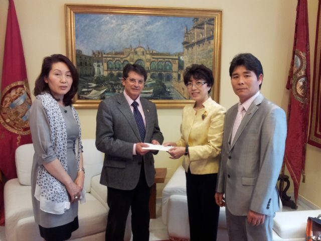 El Alcalde recibe una ayuda solidaria de la Red Internacional de Mujeres Coreanas en España - 1, Foto 1
