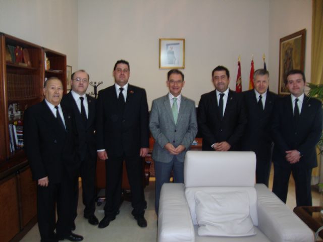 El Delegado del Gobierno recibe al Hermano Mayor y a miembros de la Junta de Gobierno de la Archicofradia del Santisimo Cuerpo de Cristo y Santo Entierro - 1, Foto 1