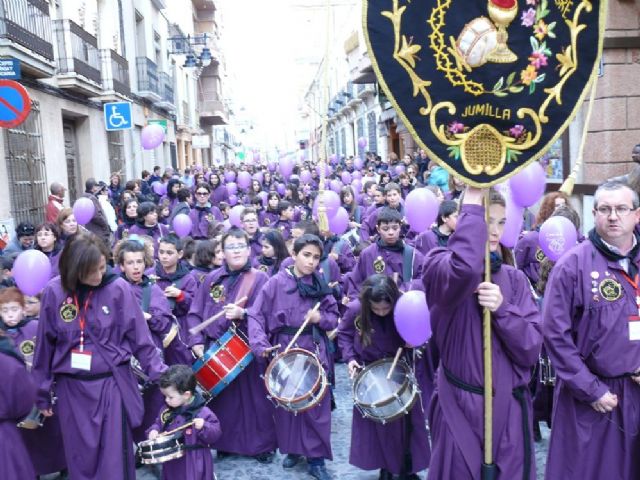 Los pequeños tamborileros y tamborileras de la Asociación de Tambores Cristo de la Sangre tiñen las calles de morado en su quinta Tamborada Infantil - 1, Foto 1