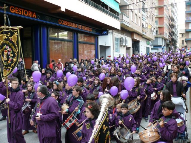 Los pequeños tamborileros y tamborileras de la Asociación de Tambores Cristo de la Sangre tiñen las calles de morado en su quinta Tamborada Infantil - 3, Foto 3