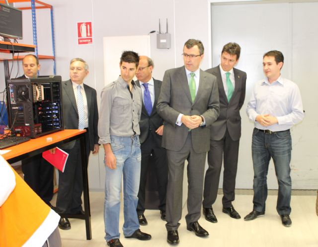 El consejero de Universidades, Empresa e Investigacin y el alcalde de Alhama visitan PC Componentes, empresa alhameña situada entre las diez primeras en venta online del pas, Foto 1