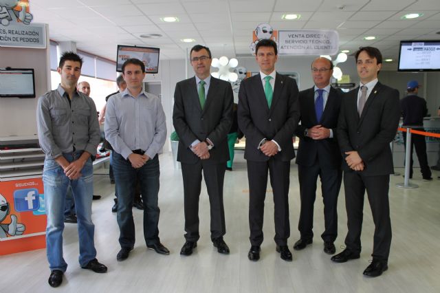 El consejero de Universidades, Empresa e Investigacin y el alcalde de Alhama visitan PC Componentes, empresa alhameña situada entre las diez primeras en venta online del pas, Foto 2