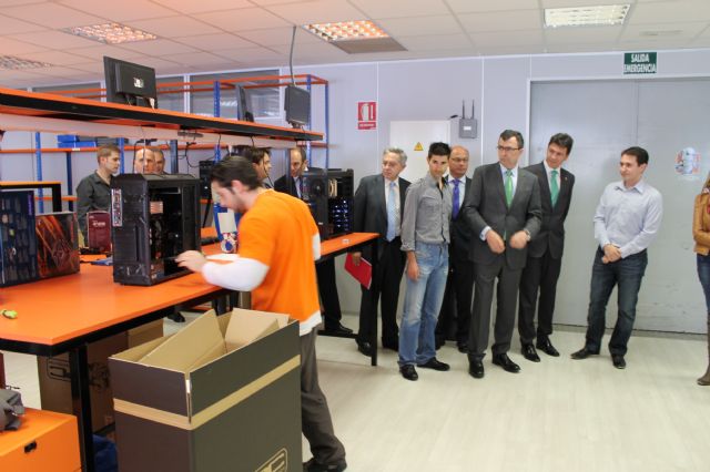 El consejero de Universidades, Empresa e Investigacin y el alcalde de Alhama visitan PC Componentes, empresa alhameña situada entre las diez primeras en venta online del pas, Foto 3