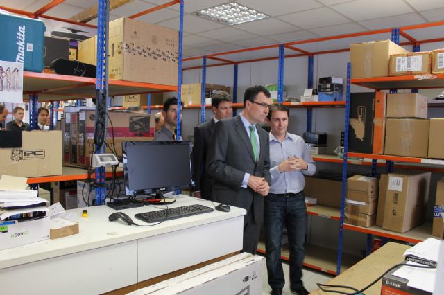 El consejero de Universidades, Empresa e Investigacin y el alcalde de Alhama visitan PC Componentes, empresa alhameña situada entre las diez primeras en venta online del pas, Foto 4