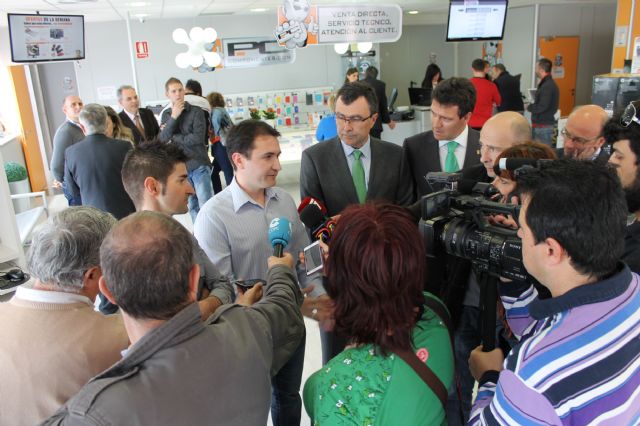 El consejero de Universidades, Empresa e Investigacin y el alcalde de Alhama visitan PC Componentes, empresa alhameña situada entre las diez primeras en venta online del pas, Foto 5