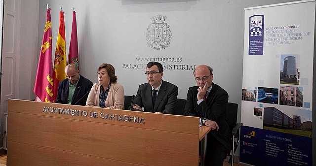 El consejero de Universidades, Empresa e Investigación presenta la octava edición del programa de formación ´Aula Empresa´ - 1, Foto 1