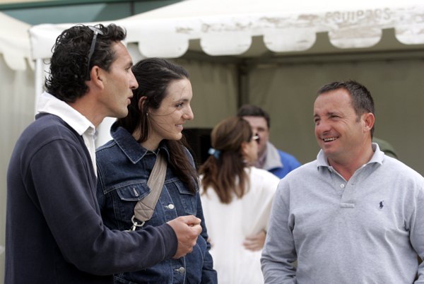 Los profesores Juan Carlos Cuenca e Isabel Hernández, del Complejo hípico Aros de Murcia, con  Alfonso Salguero, Foto 1