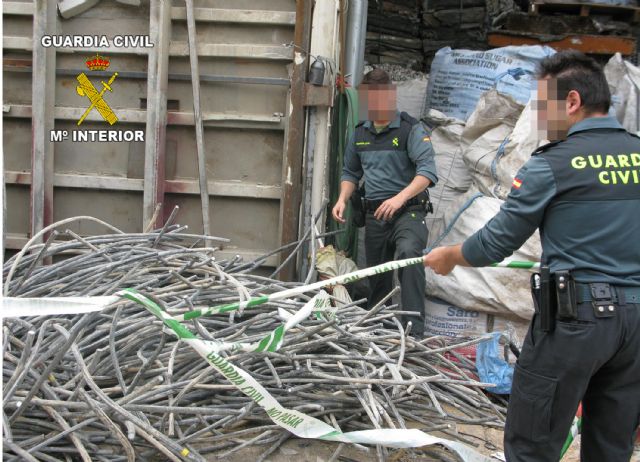 La Guardia Civil detiene a cinco personas por el robo de cableado eléctrico en una urbanización y un invernadero - 1, Foto 1