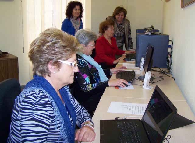 Los mayores de Águilas aprenden informática - 1, Foto 1
