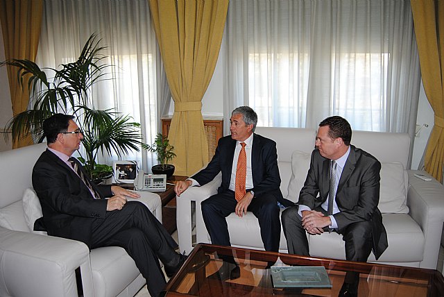 El delegado del Gobierno recibe a Pedro Vicente Gallut, nuevo director del Aeropuerto de Murcia-San Javier - 1, Foto 1