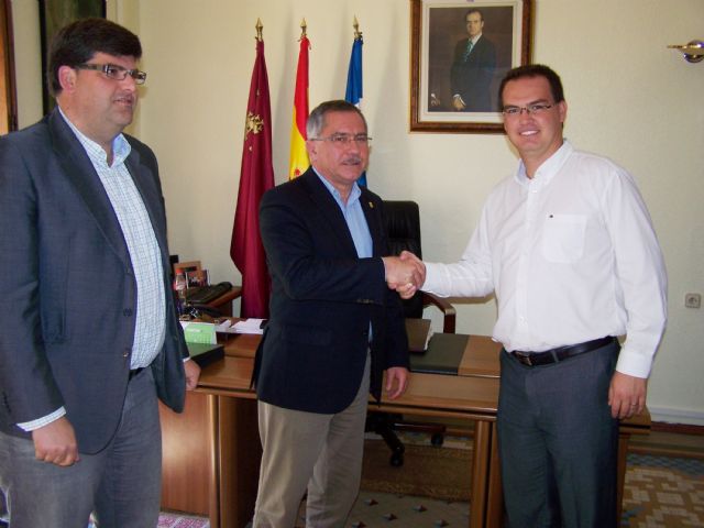 El alcalde de Águilas se reúne con el nuevo presidente del Consejo Rector del Colegio Carlos V - 1, Foto 1