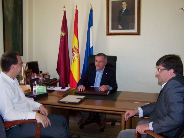 El alcalde de Águilas se reúne con el nuevo presidente del Consejo Rector del Colegio Carlos V - 2, Foto 2