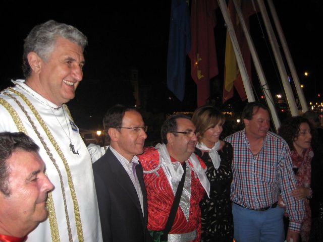 El Alcalde Cámara destaca la alegría y dedicación de miles de sardineros durante la Entrega Oficial de la Sardina - 1, Foto 1