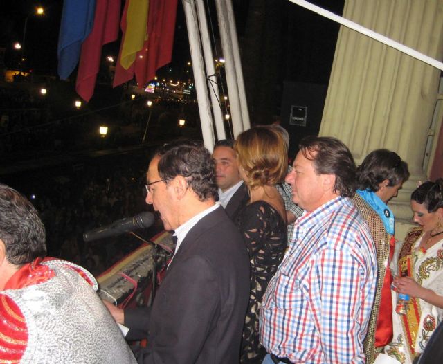 El Alcalde Cámara destaca la alegría y dedicación de miles de sardineros durante la Entrega Oficial de la Sardina - 2, Foto 2