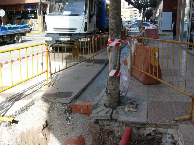 El Ayuntamiento continúa mejorando la canalización de aguas pluviales con obras en Avenida de Reyes Católicos - 1, Foto 1