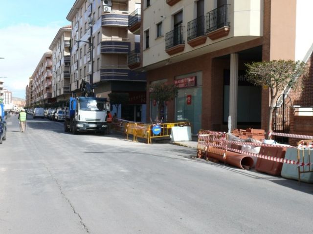 El Ayuntamiento continúa mejorando la canalización de aguas pluviales con obras en Avenida de Reyes Católicos - 2, Foto 2