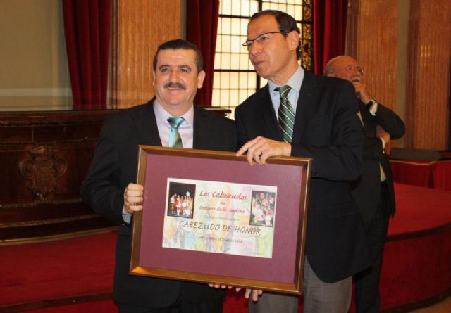 El Alcalde entrega a Diego Teruel la distinción de Cabezudo de Honor del Entierro de la Sardina 2013 - 1, Foto 1