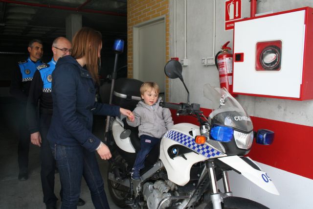 Los alumnos del Centro de Atención a la Infancia visitan las dependencias de la Policía Local - 1, Foto 1
