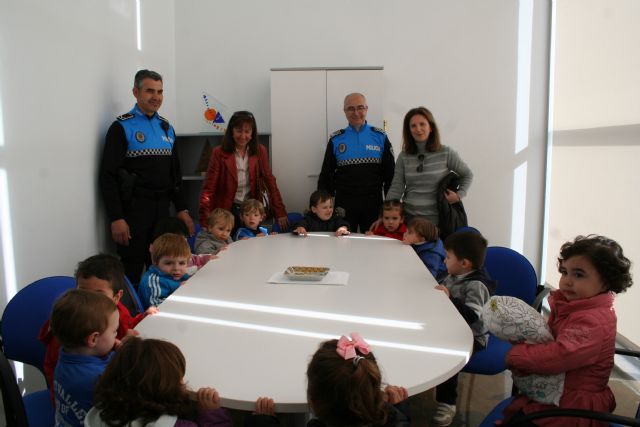 Los alumnos del Centro de Atención a la Infancia visitan las dependencias de la Policía Local - 2, Foto 2