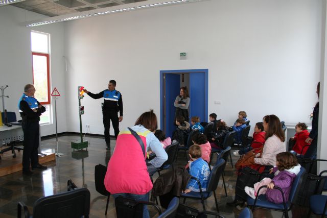 Los alumnos del Centro de Atención a la Infancia visitan las dependencias de la Policía Local - 3, Foto 3